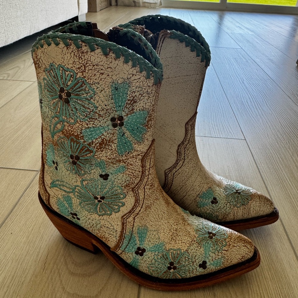 Floral Embroidered Western Cowboy Boots